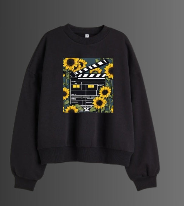 Sudadera negra - Imagen claqueta de cine con girasoles